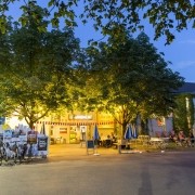 Eingang mit Biergarten